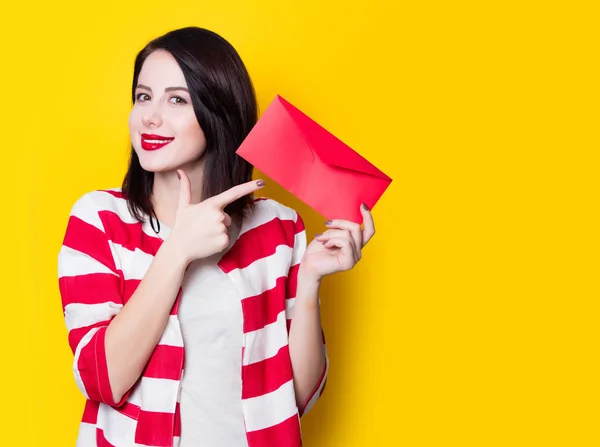 Ragazza in possesso di regalo rosso — Foto Stock