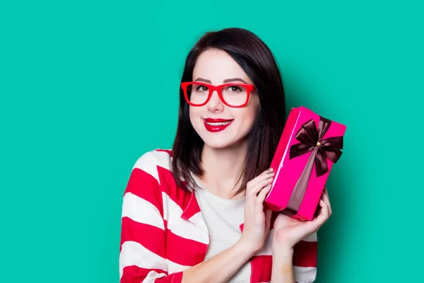 Mujer en gafas con regalo — Foto de Stock