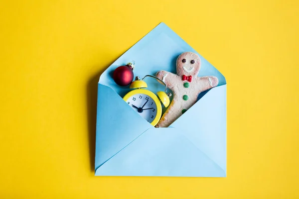 Envelope e relógio com cookie — Fotografia de Stock