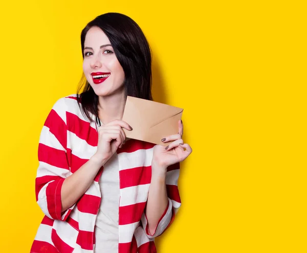 Menina segurando envelope — Fotografia de Stock