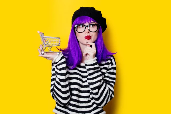 Woman with purple hair and shopping cart — Stock Photo, Image