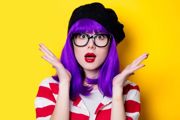 Mulher com cabelo roxo — Fotografia de Stock