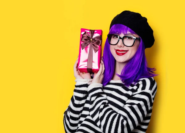 Mujer en gafas con regalo — Foto de Stock