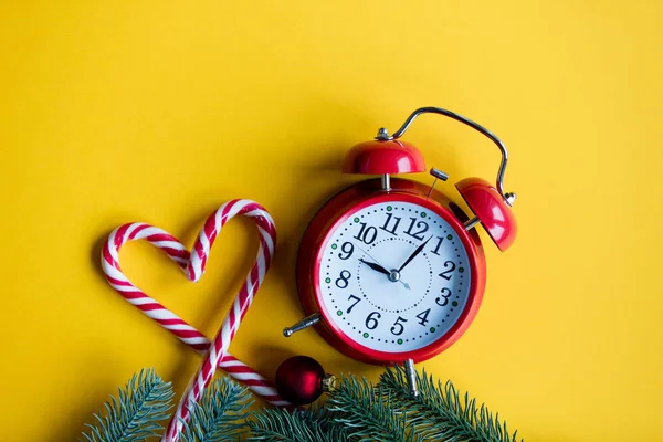 Christmas alarm clock  and lolipop — Stock Photo, Image