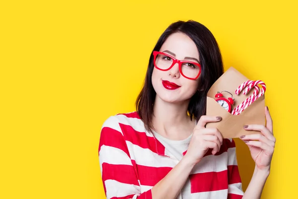 Vrouw met kerstcadeaus — Stockfoto