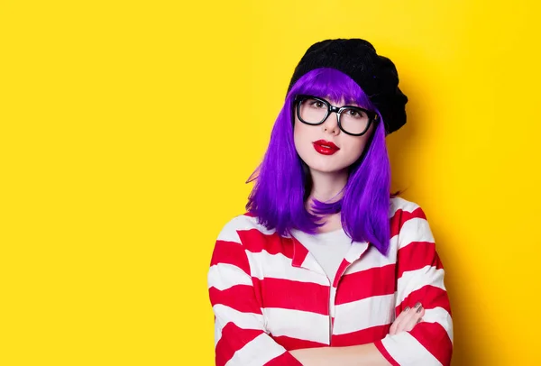 Žena s fialovými vlasy — Stock fotografie