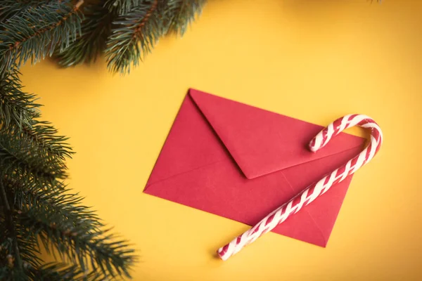 Envelope de Natal vermelho e lolipop — Fotografia de Stock