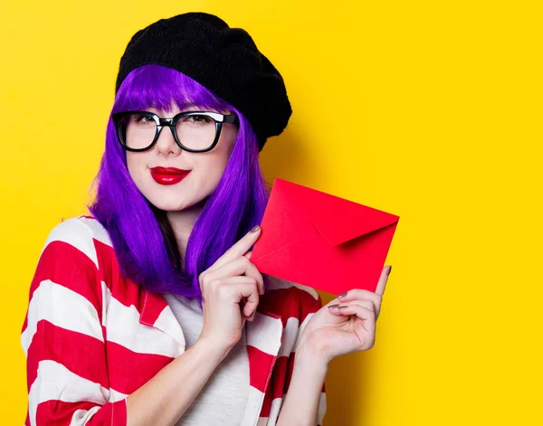 Mujer con sobre de Navidad — Foto de Stock