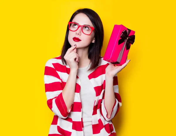 Vrouw in glazen met geschenkdoos — Stockfoto