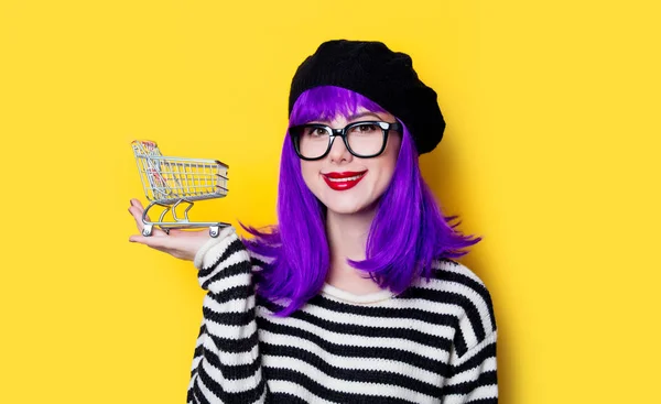 Женщина с фиолетовыми волосами и корзиной — стоковое фото