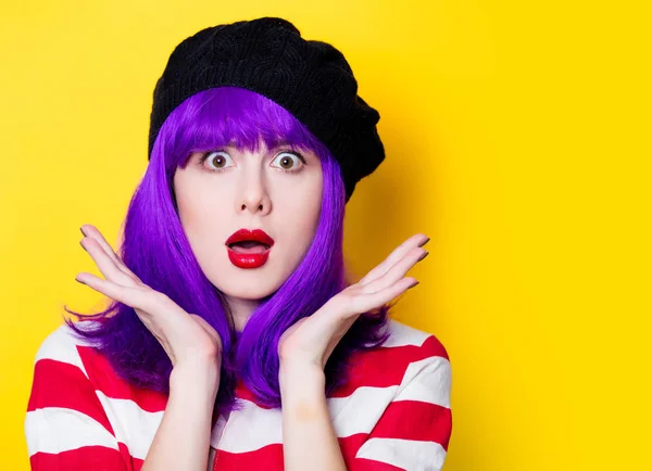 Mujer con pelo morado —  Fotos de Stock