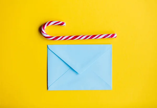 Envelope de Natal azul e lolipop — Fotografia de Stock