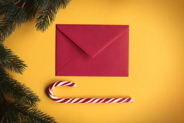 Envelope de Natal vermelho e lolipop — Fotografia de Stock