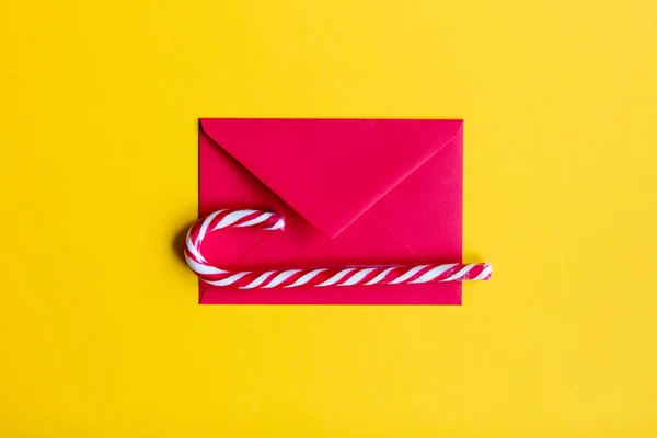 Envelope de Natal vermelho e lolipop — Fotografia de Stock