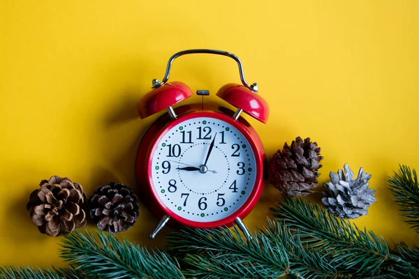 クリスマスの目覚まし時計と松の枝 — ストック写真