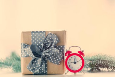 Noel hediye kutusu ve çalar saat