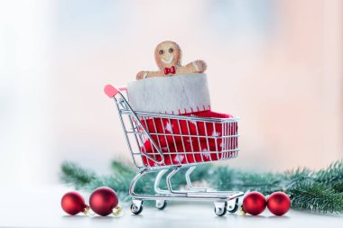 Noel kurabiyesi ve alışveriş sepeti içinde çorap 