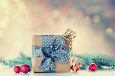 Noel hediye kutusu ve anahtar