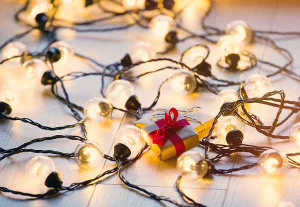 Prezent na Boże Narodzenie i lampiony — Zdjęcie stockowe