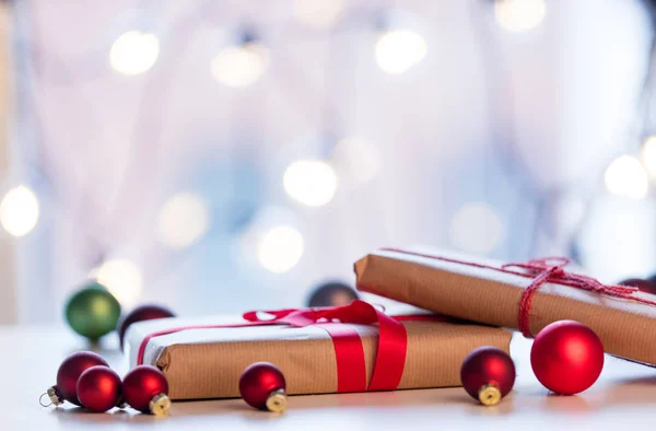 Weihnachtsgeschenk und Christbaumkugeln — Stockfoto