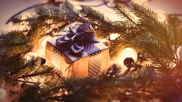 Noel hediye ve peri ışıkları — Stok fotoğraf