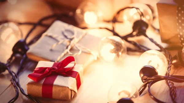 Kerstcadeau en fairy verlichting — Stockfoto