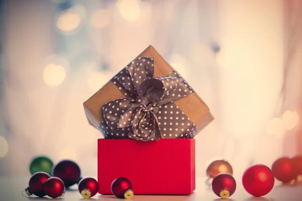 Weihnachtsgeschenk und Christbaumkugeln — Stockfoto