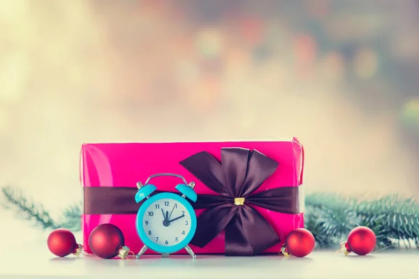 Cadeau de Noël et boules avec horloge — Photo