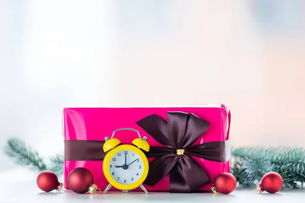 Julklapp och grannlåt med klocka — Stockfoto