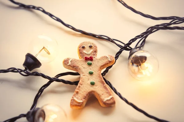 Fairy lights and gingerbread cookie — Stock Photo, Image