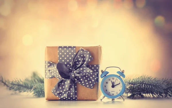 クリスマスのギフト ボックス、目覚まし時計 — ストック写真