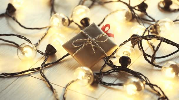 Caja de regalo de Navidad y luces de hadas — Vídeos de Stock