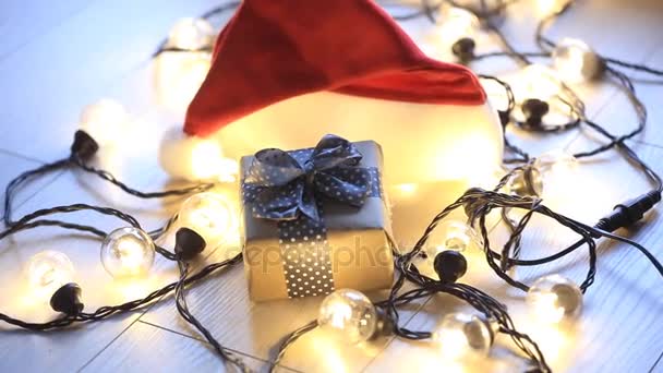 Caixa de presente de Natal e luzes de fadas — Vídeo de Stock
