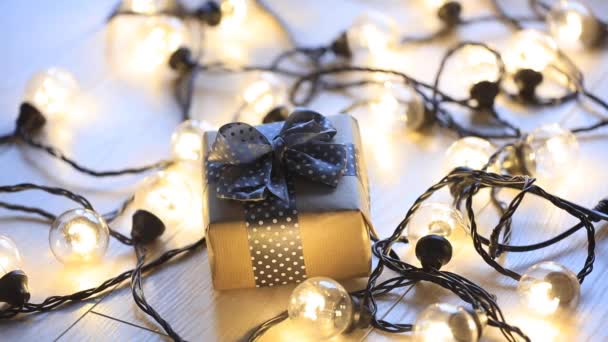 Christmas presentbox och fairy lights — Stockvideo