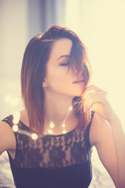 Mujer joven con luces de hadas — Foto de Stock