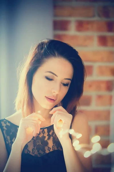 Jonge vrouw met fee lichten — Stockfoto