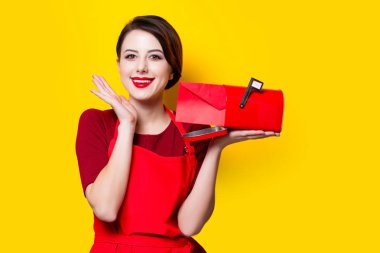 Zarf ile gülümseyen kız