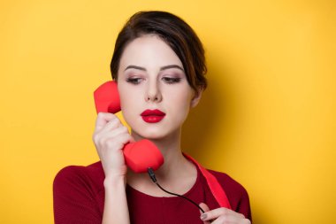 kırmızı telefon ile genç ev hanımı 