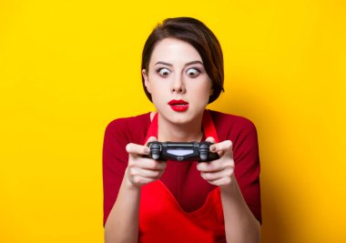 Playstation ile genç ev hanımı 