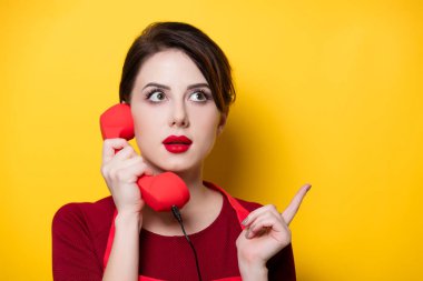 kırmızı telefon ile genç ev hanımı 