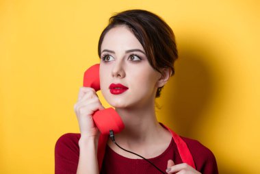 kırmızı telefon ile genç ev hanımı 