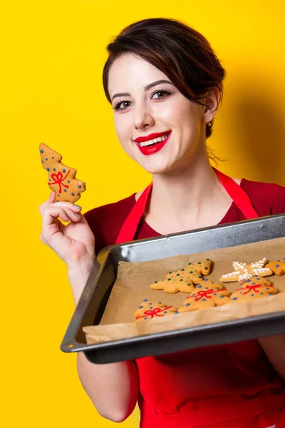 Young housewife with gingerbread cookies — Stock Photo, Image