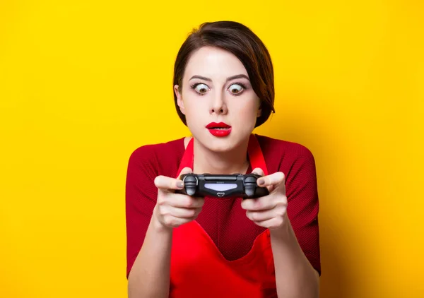 Jeune femme au foyer avec PlayStation — Photo