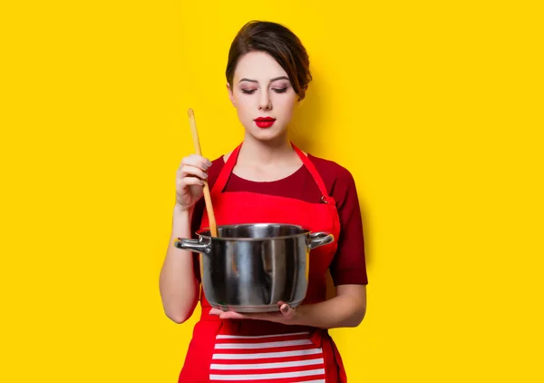Junge Hausfrau mit Pfanne und Löffel — Stockfoto