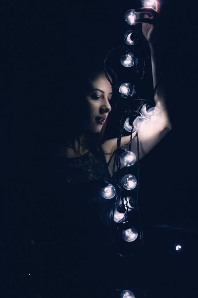 Młoda kobieta ze światłami bajki — Zdjęcie stockowe