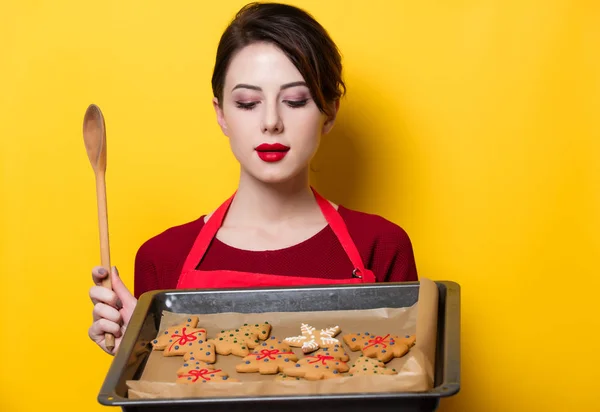 Молода домогосподарка з імбирним печивом — стокове фото