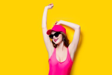 Pembe mayo ve moda şapkalı şık esmer kadın. Seksi la