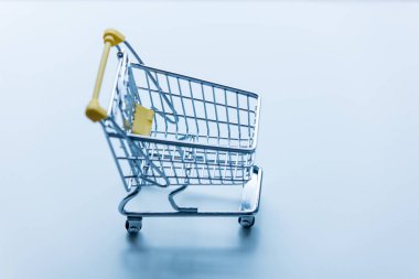 Self-Servis süpermarket alışveriş beyaz b küçük arabası sepeti