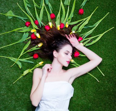 Lale ile bir genç Kızıl saçlı kadın portresi