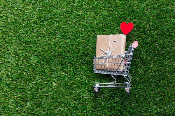 Samoobslužný supermarket nákupní vozík vozík s dárkovou krabičku — Stock fotografie